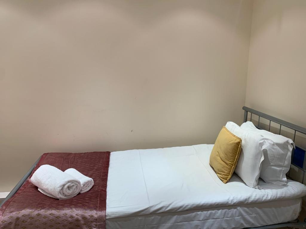 Lovely 3 Bedroom Apartment Лондон Екстериор снимка